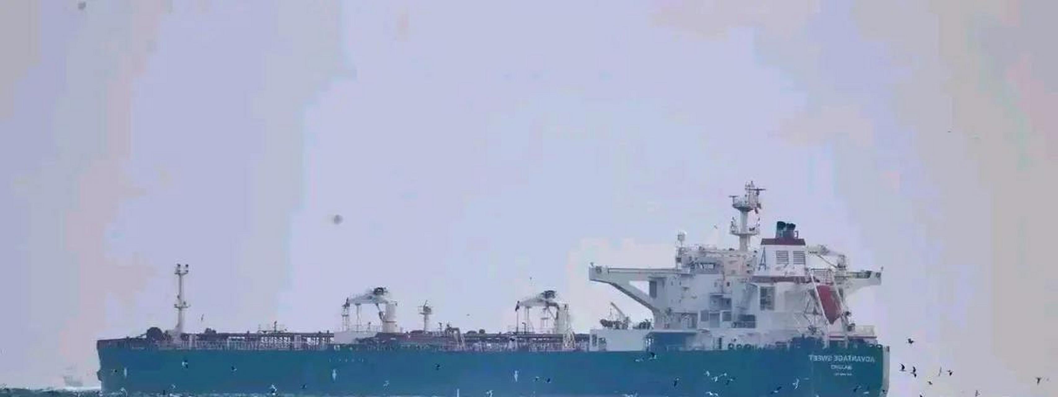 2021年4月30日,一艘从伊朗驶往中国运载15万吨石油的油轮,在驶经