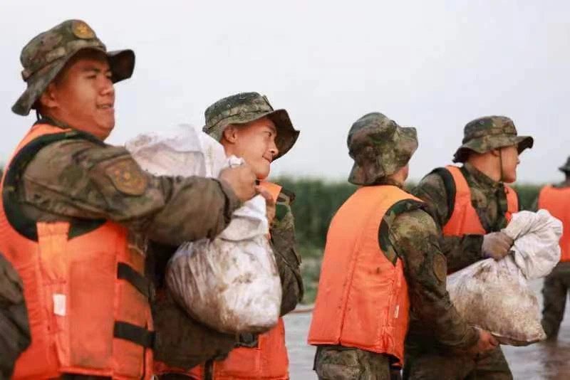 "白老虎连"拉林河畔加固堤坝保安全