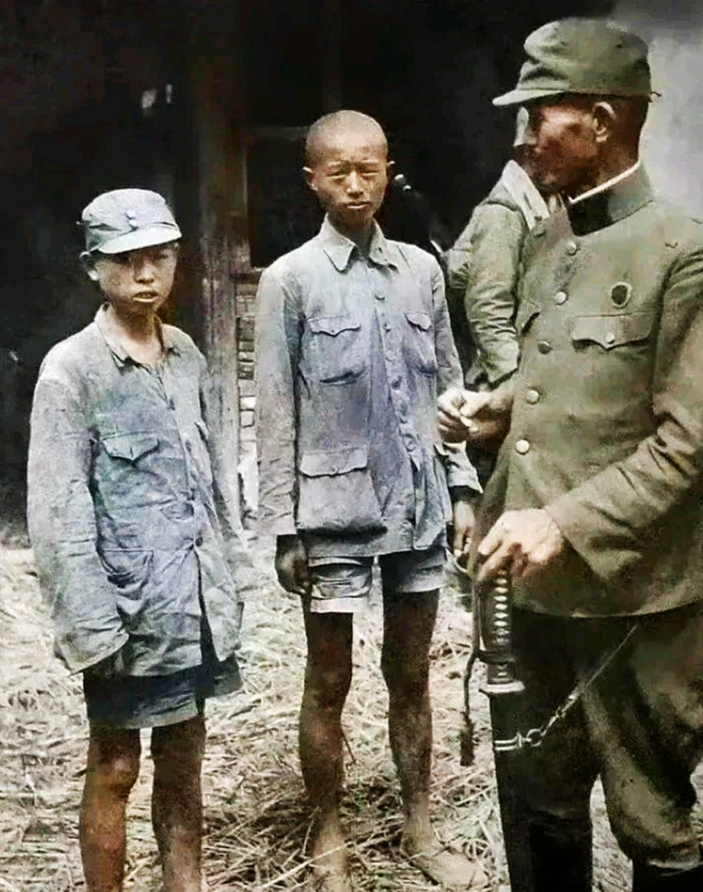 1938年,日军俘虏的两名八路军小战士,照片中他们看起来只有十三,四岁