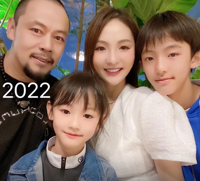 一代硬汉眼眶湿润,为妻子李汶桐住院连夜赶回,画面温馨惹人泪目