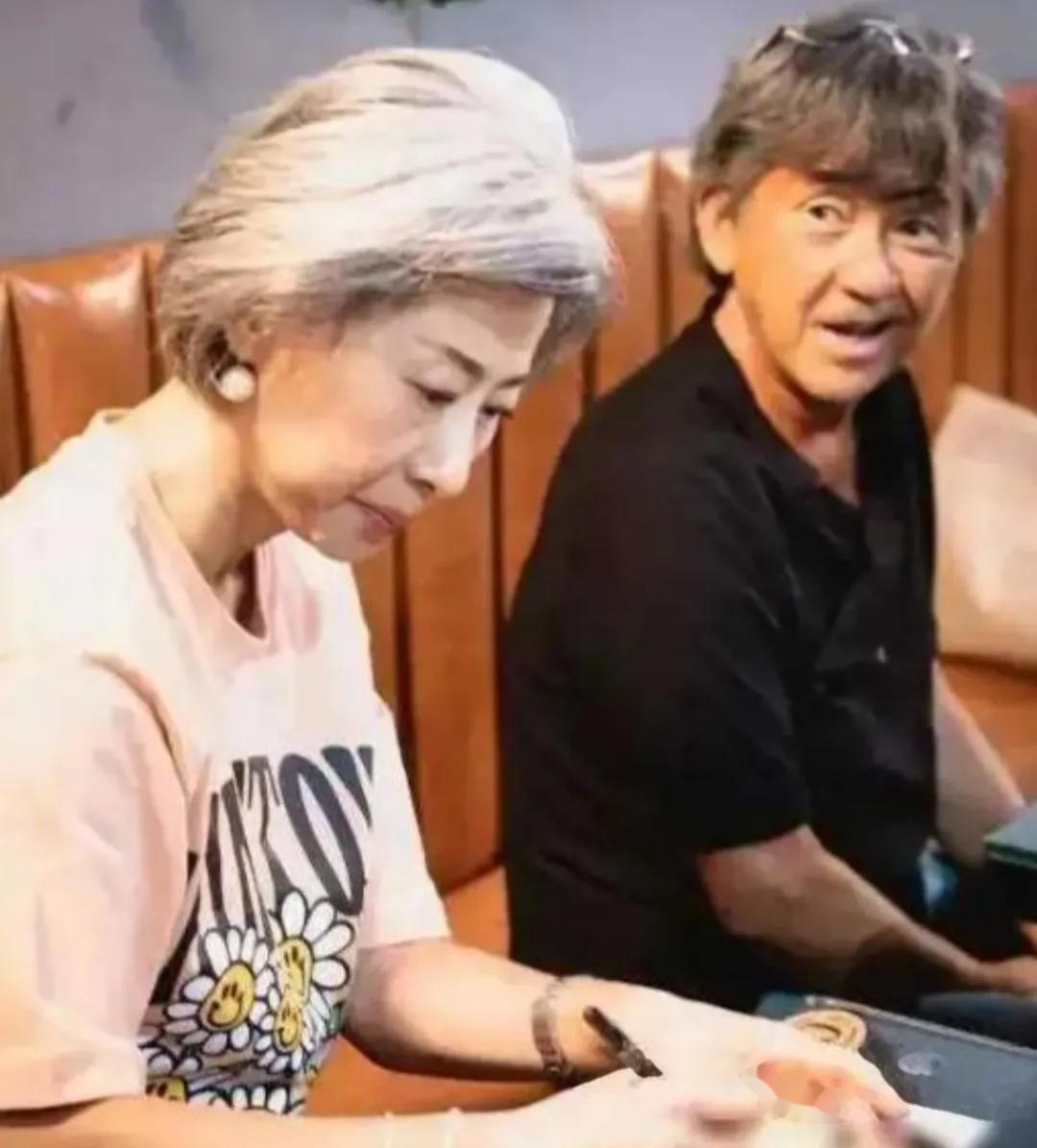 林子祥儿子携妻女与父亲在马来西亚旅游64岁叶倩文罕见同框