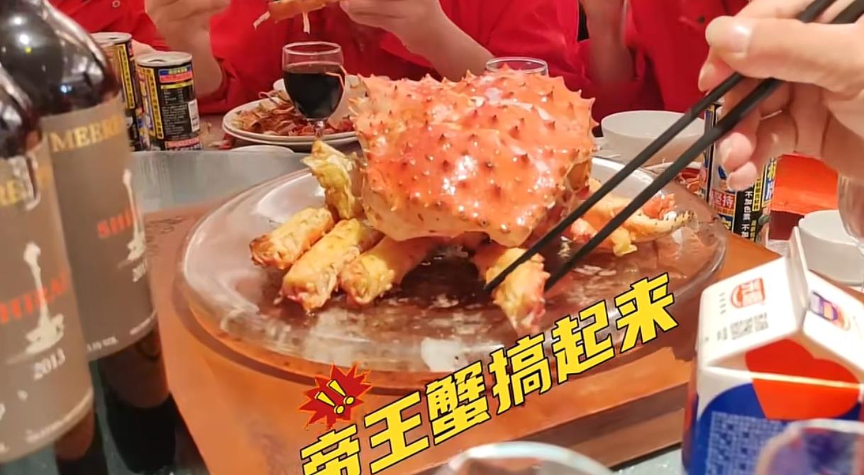 意尔康老板为母亲庆90大寿,员工桌喝茅台吃澳龙帝王蟹,捐1100万