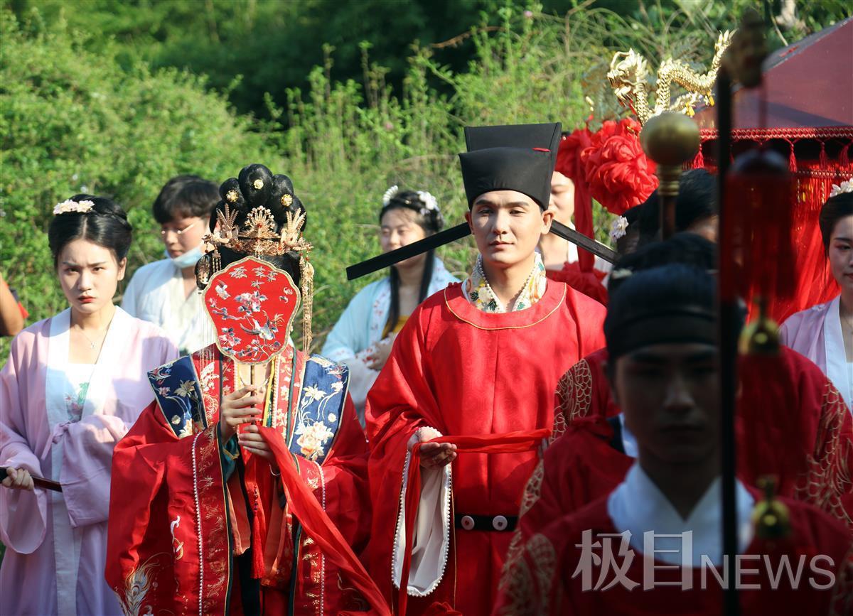 交丝结龙凤,汉服婚礼秀增添节日喜庆