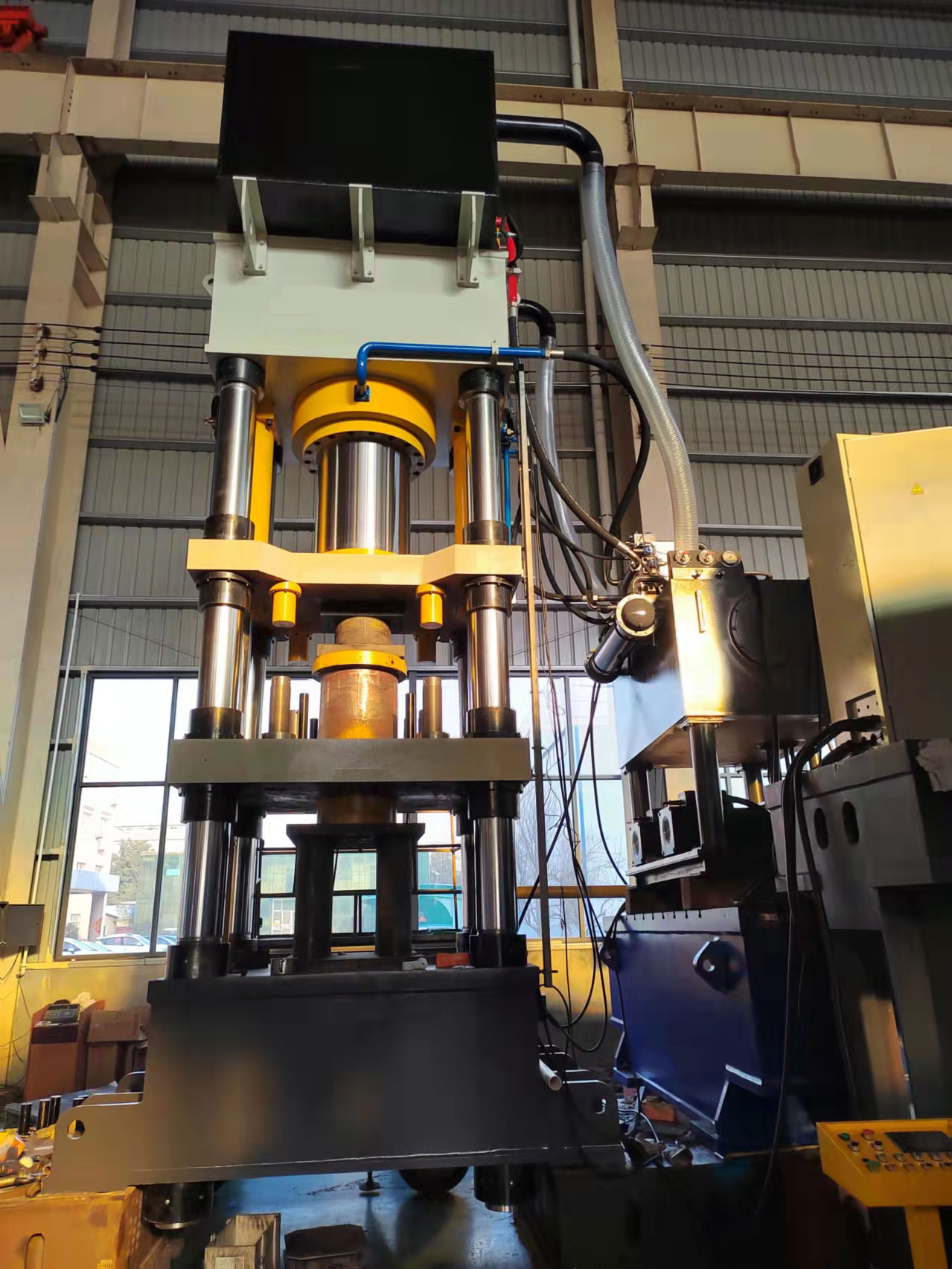 1000吨液压机(复合材料模压,锻造)