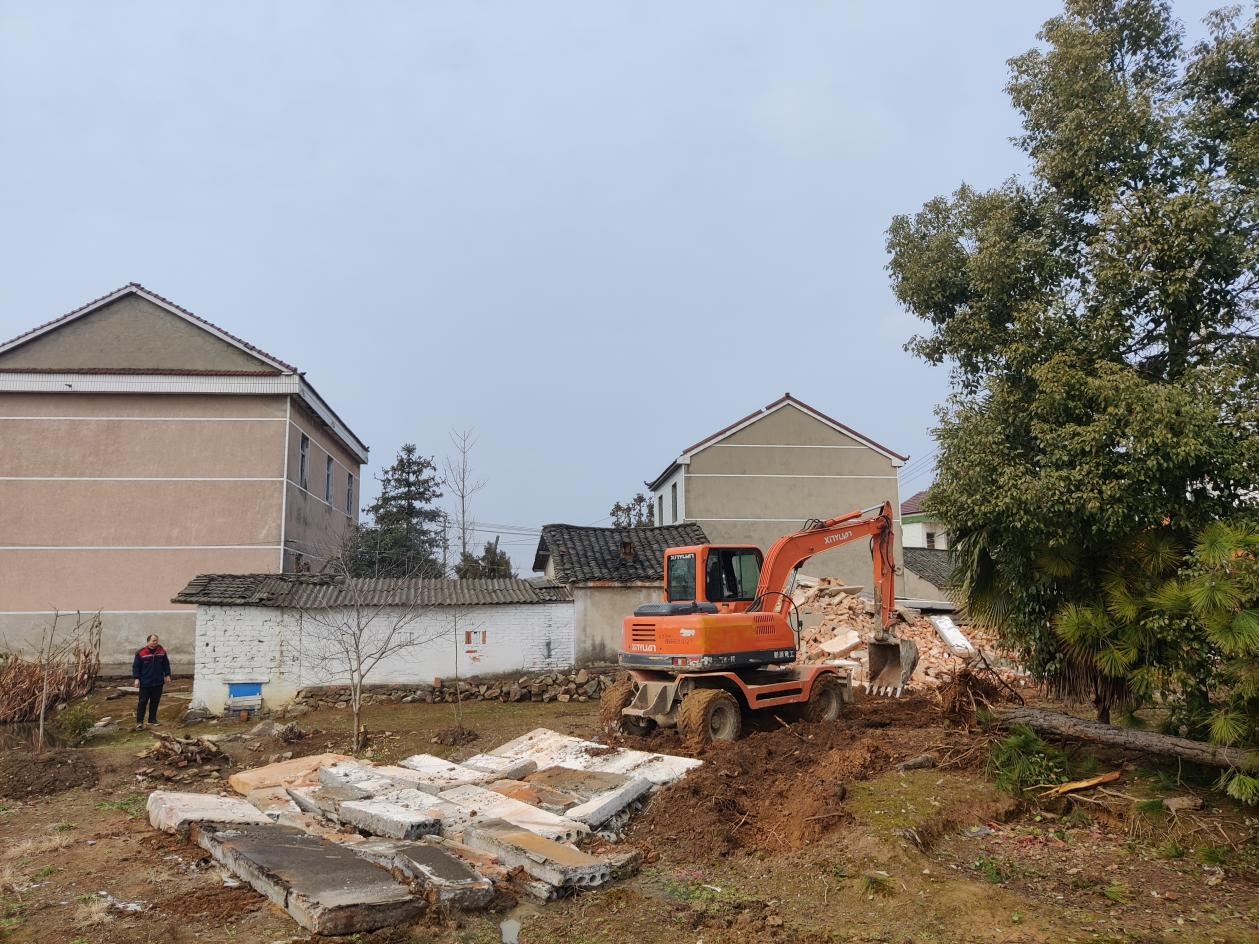 怀宁县腊树镇:拆除闲置危房 提升乡村"颜值"