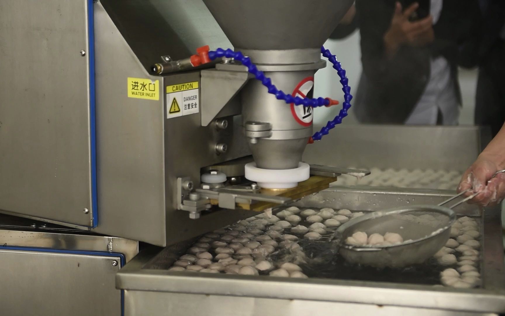 鱼丸生产加工所需的关键机器有哪些?