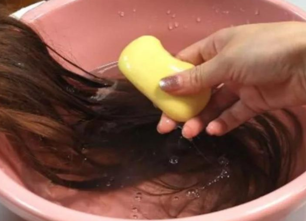 特别麻烦,每天都要洗头发,凯莉实在忍受不了了,没想到用硫磺皂洗头