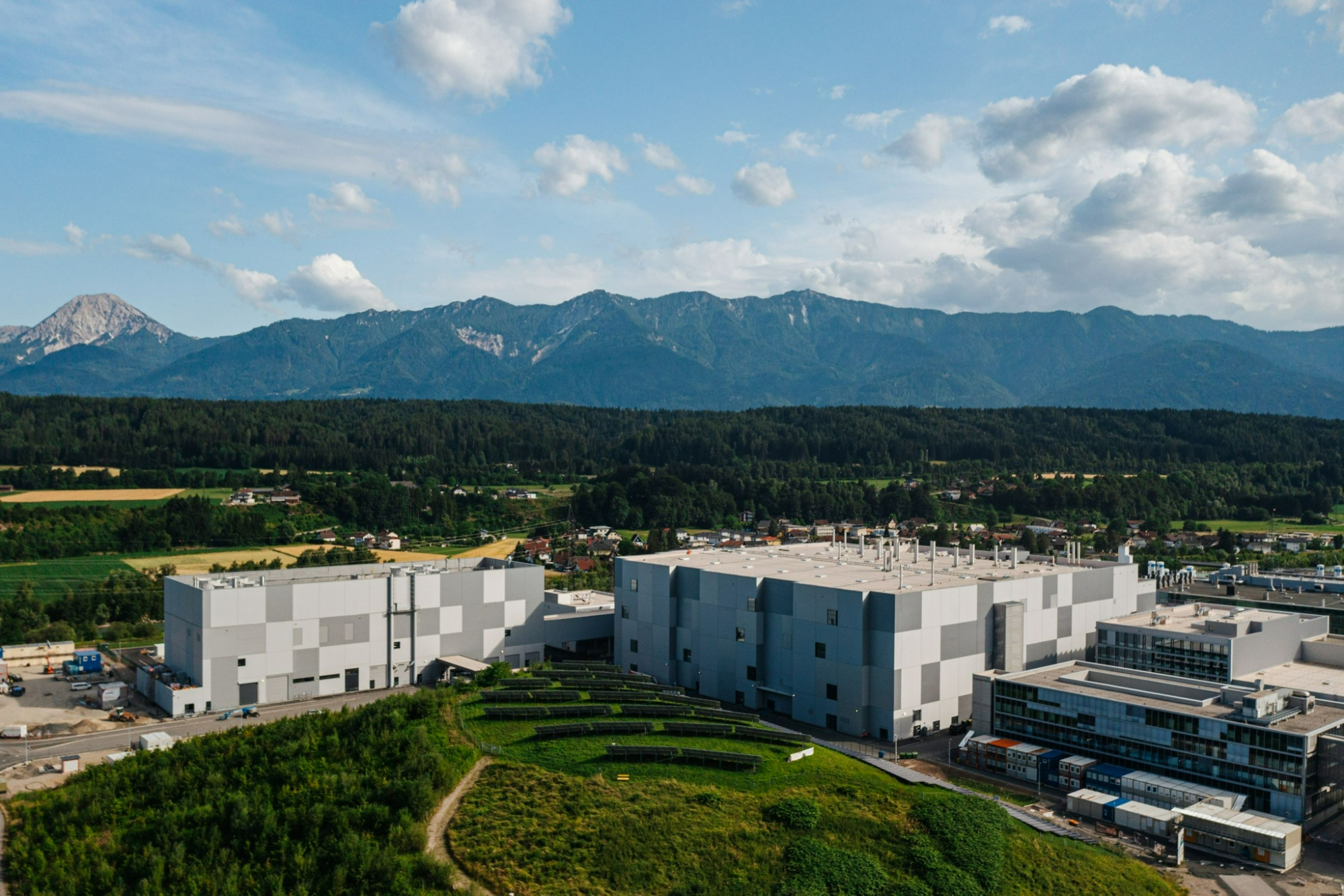 (图为英飞凌位于奥地利南部城市菲拉赫的工厂,图片来源:英飞凌官方