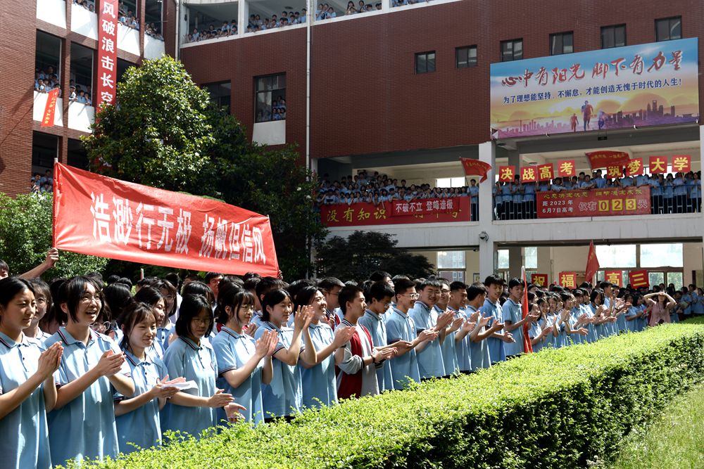 博爱空竹舞龙艺术团为博爱县一中决战考场的考生喊楼舞龙助威