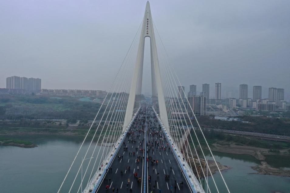 桥都重庆新地标 白居寺长江大桥"踩桥"通车