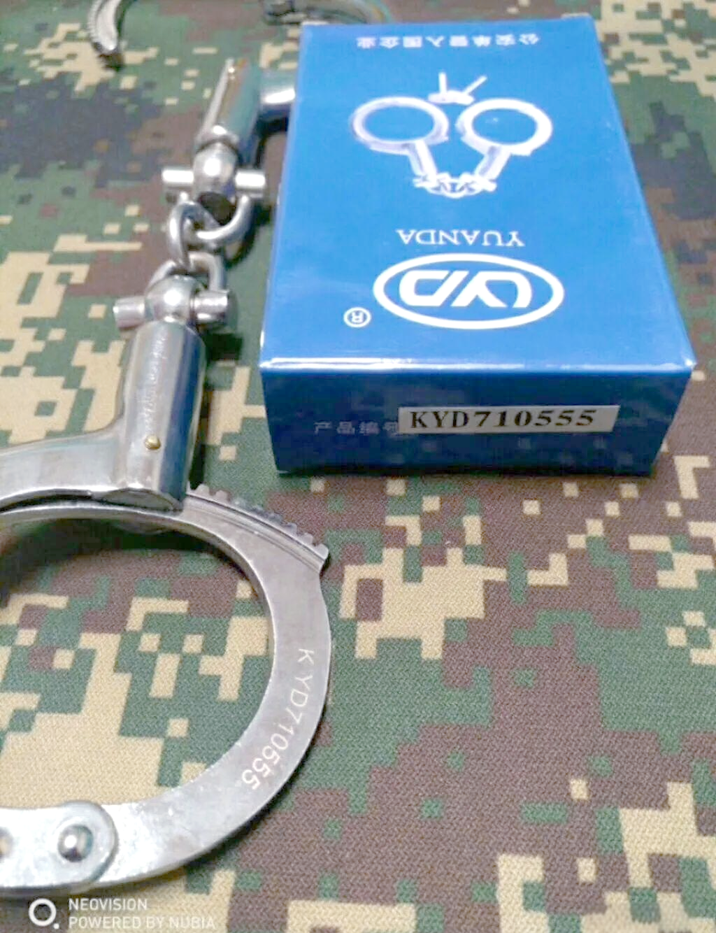筒式手铐,其盒子与铐身编码实现二码合一,确保装备的唯一性与追溯性