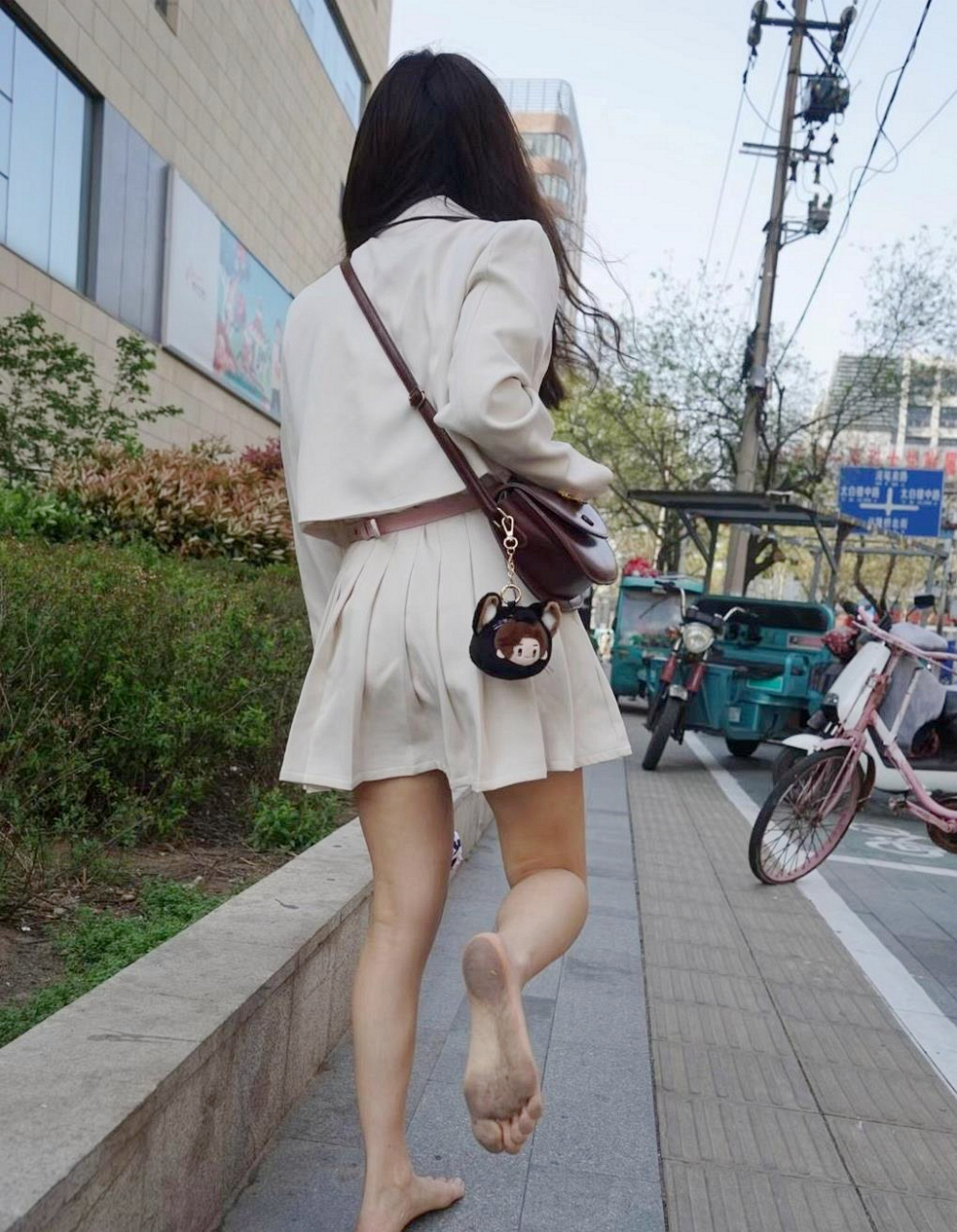 正好遇到一个赤脚去买奶茶的美女,不知道为什么没穿鞋.