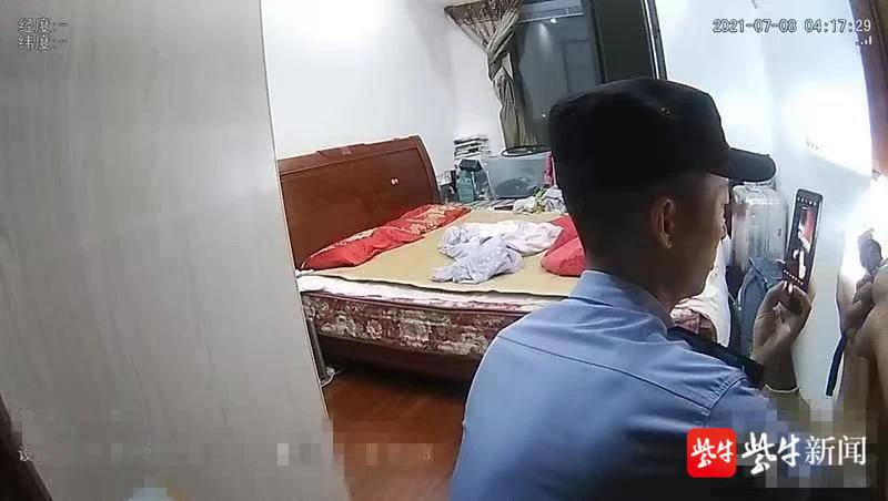 奇葩来了!偷东西前先脱裤子,因为担心裤子摩擦发出声音