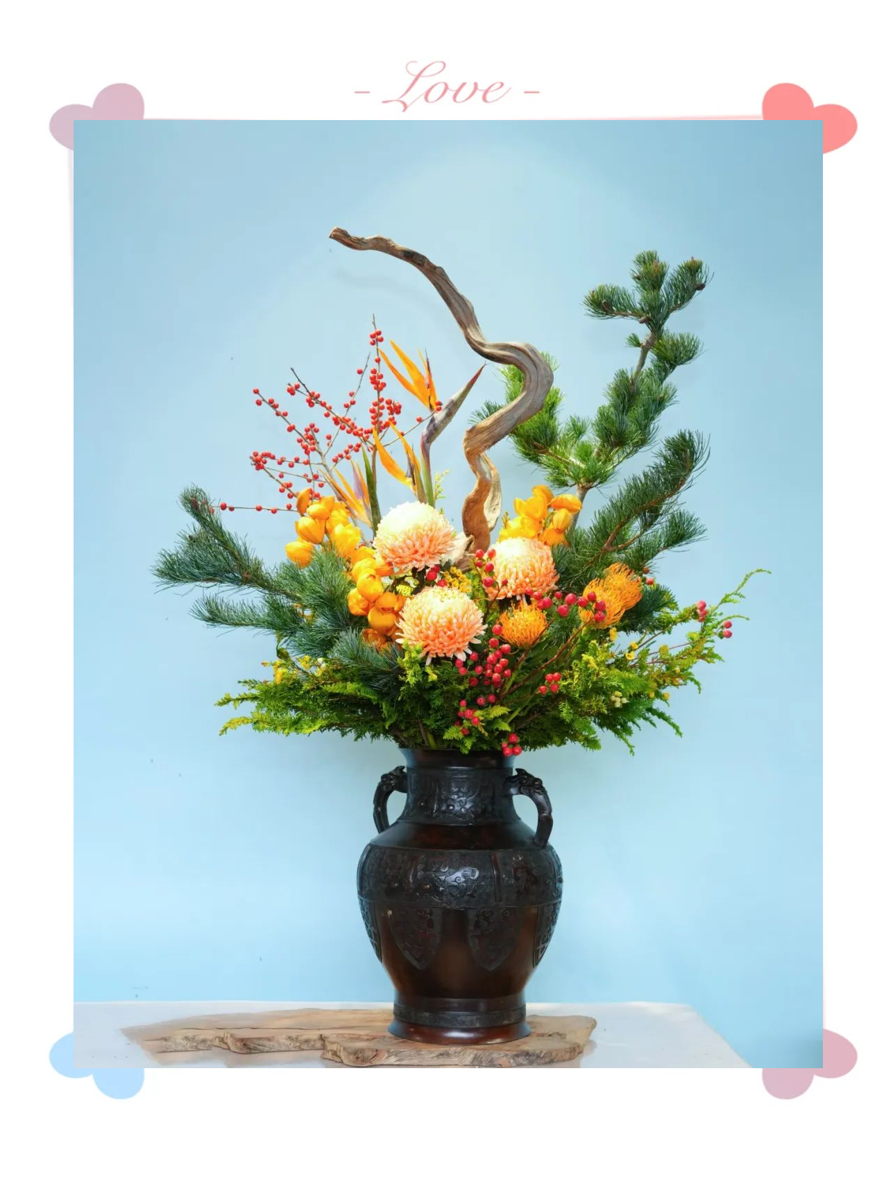 这款作品由四川省插花花艺分会的副会长康后平倾力打造,其匠心独运的