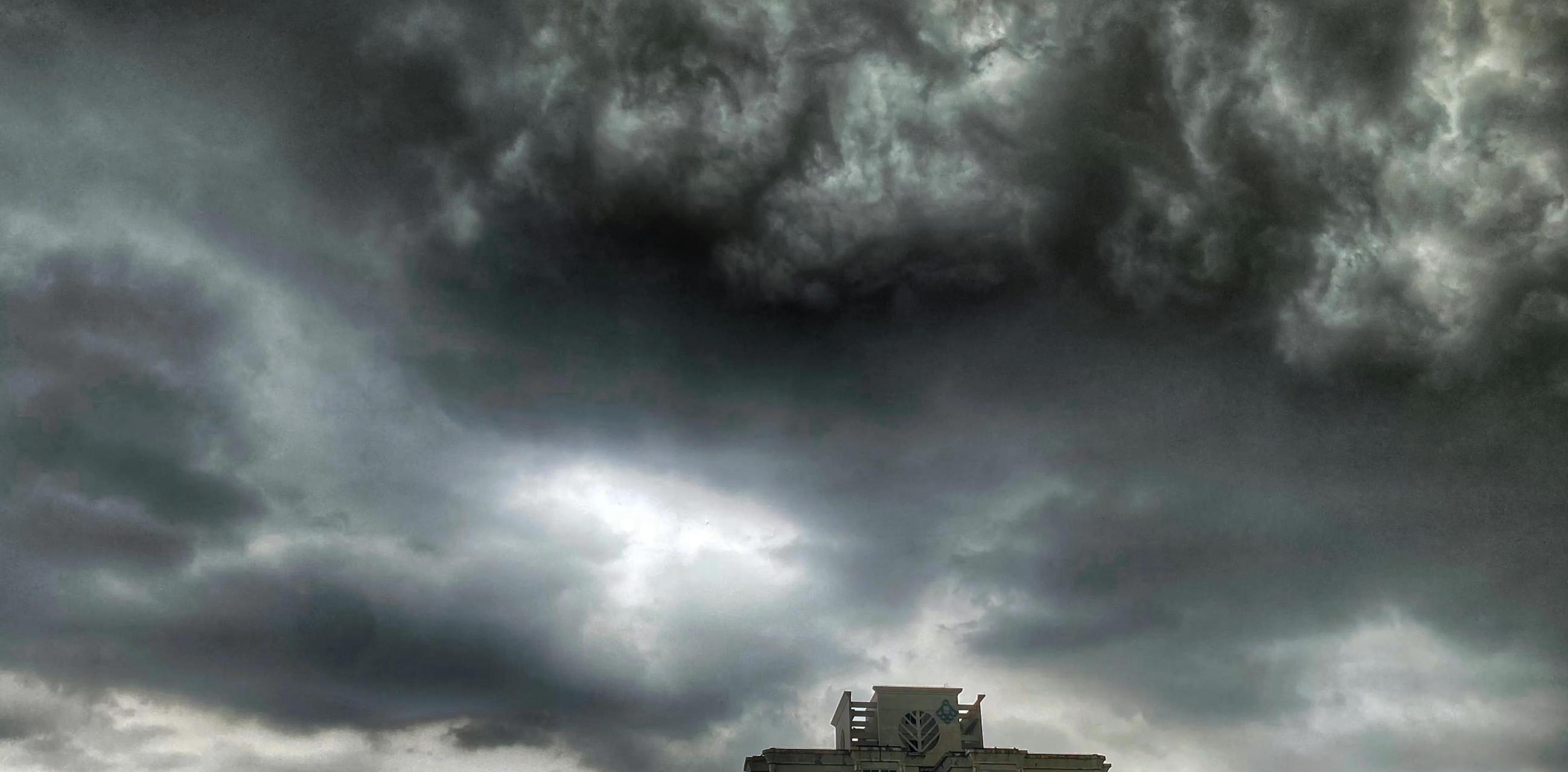 北京多地突降冰雹#刚才,北京天气突变,阴云密布,电闪雷鸣,有的地方