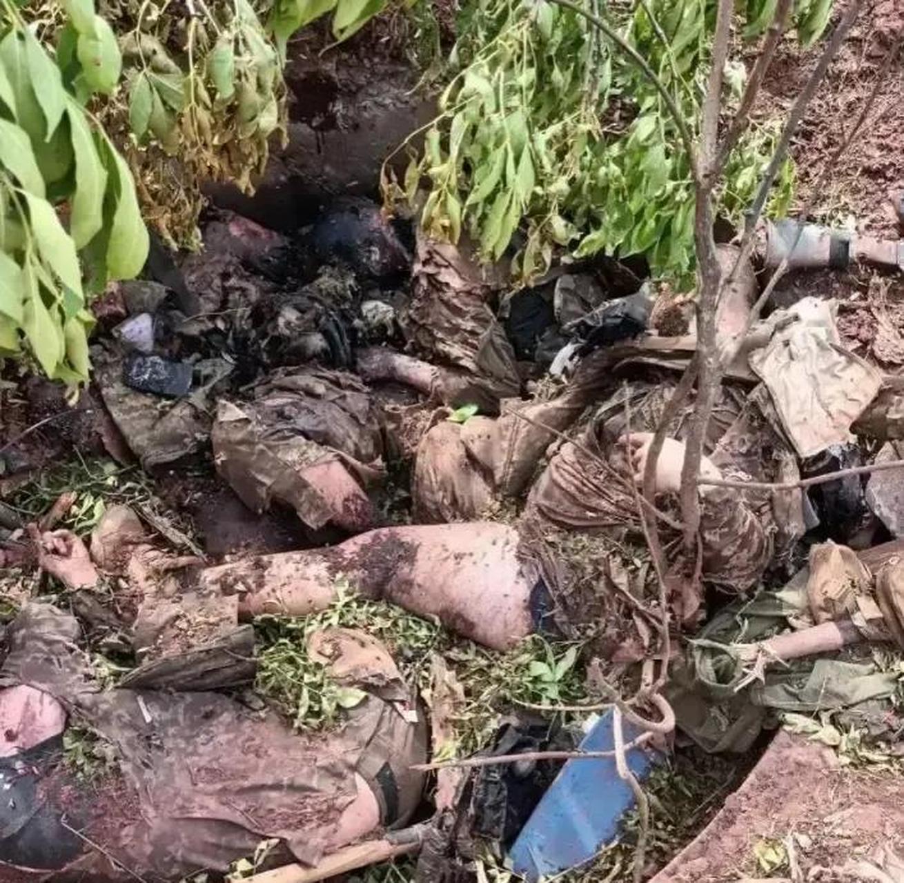 俄乌战争战场的残忍,炸死的士兵,如草芥一般,被乱丢弃,无人收尸?