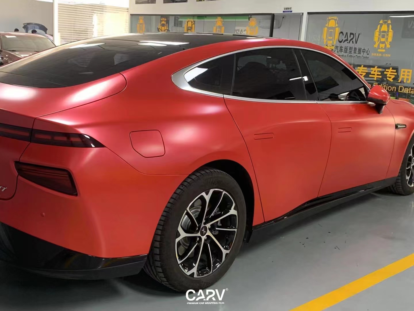 颜色鲜活又动感十足,小鹏p7电光金属红改色膜 卡孚carv