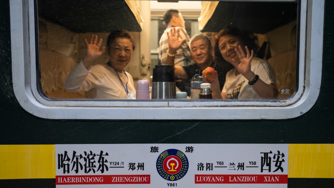 今年首趟"龙藏号"旅游专列发车