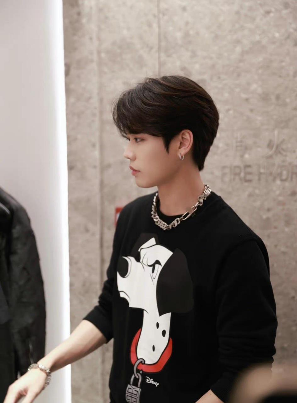 林彦俊黑卫衣生图出席活动,帅哥多多营业吧!