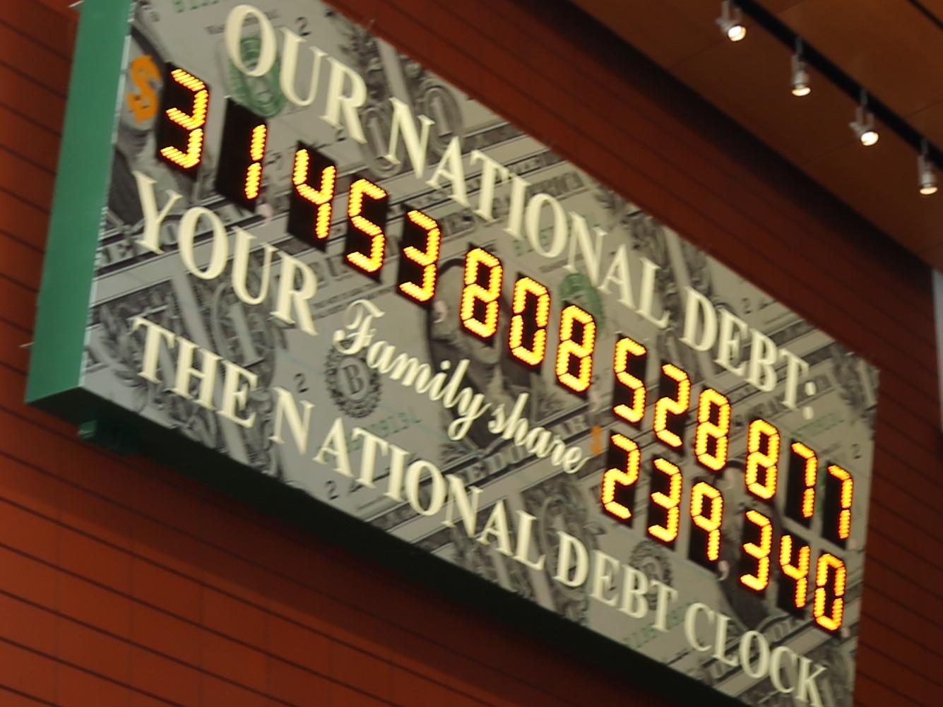 美国债务上限协议惊险闯过"首道关"