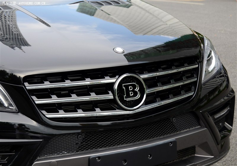 宾利的车标中间是字母b,周围有一对比翼齐飞的翅膀,象征着尊贵与高