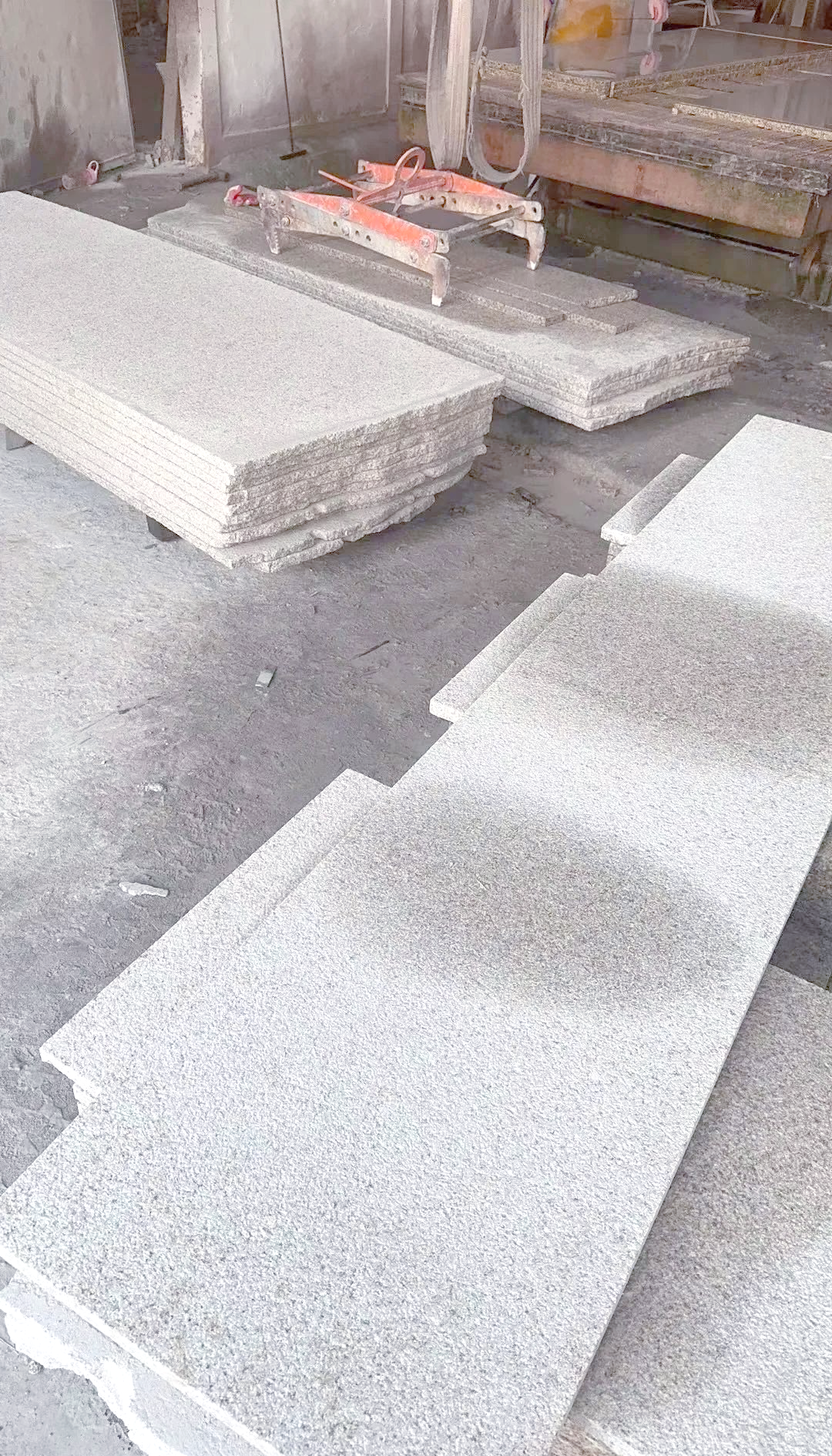 花岗石的多重色彩之美:探讨不同颜色石材的巧妙组合与铺设艺术