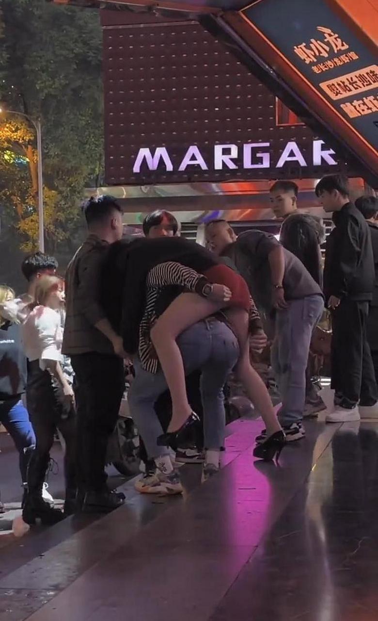 女同事喝醉了,一群男同事抢着送她回家,大家感情是真的好