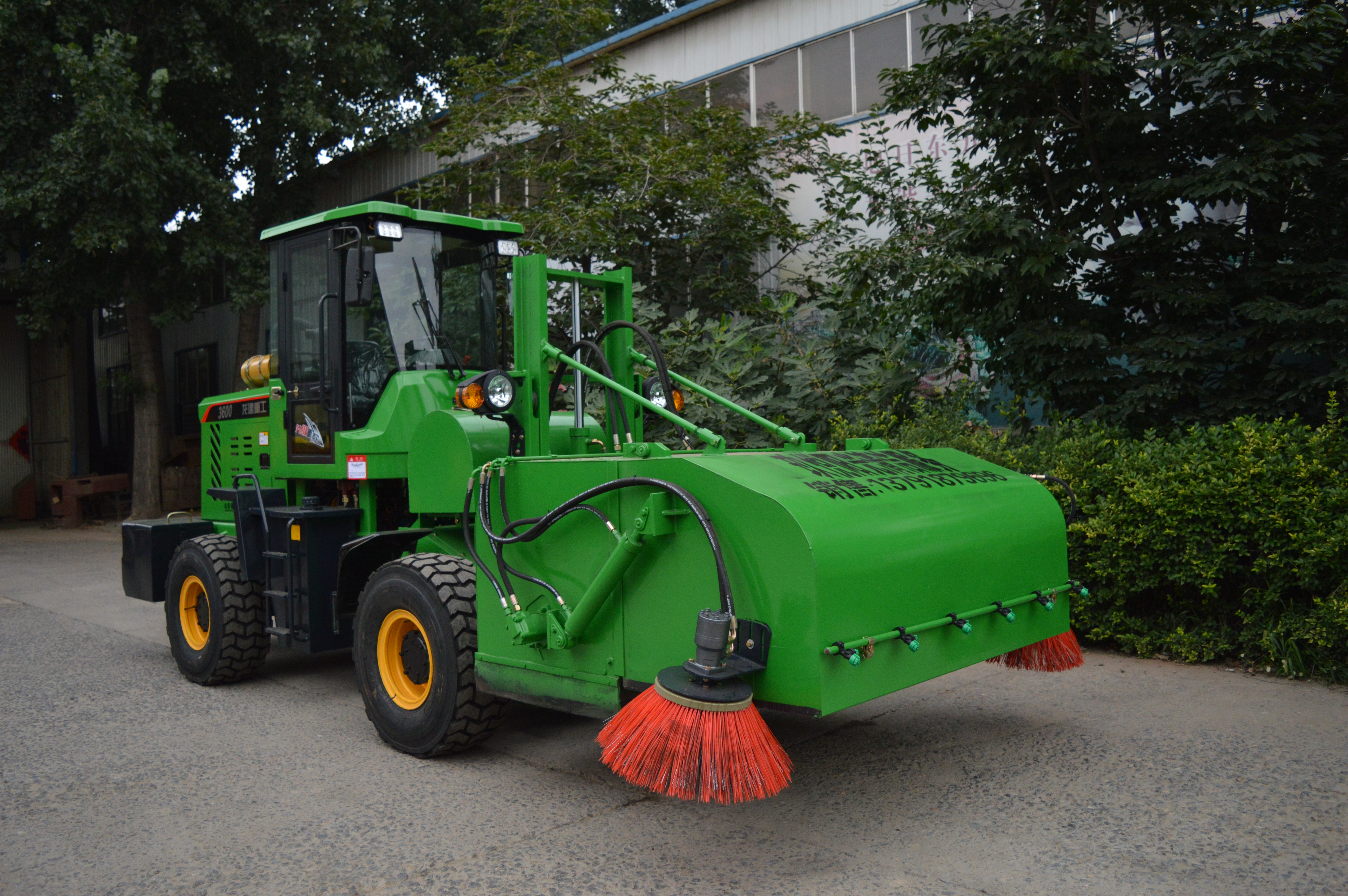 铲车改装路面清扫车是清理洗煤厂煤粉,煤渣,煤块煤灰的清煤利器