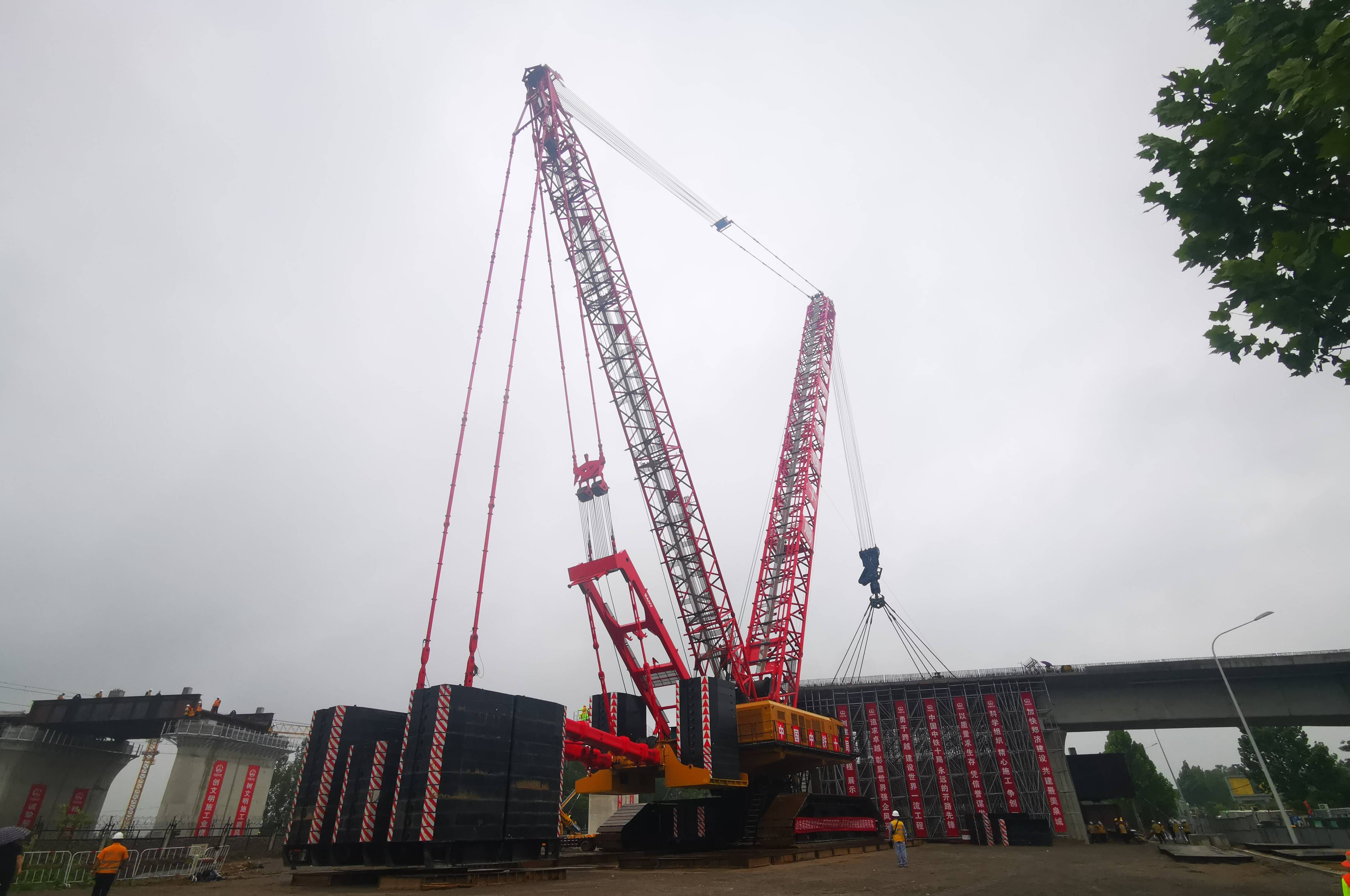 济郑高铁山东段上跨京沪铁路钢板梁顺利吊装