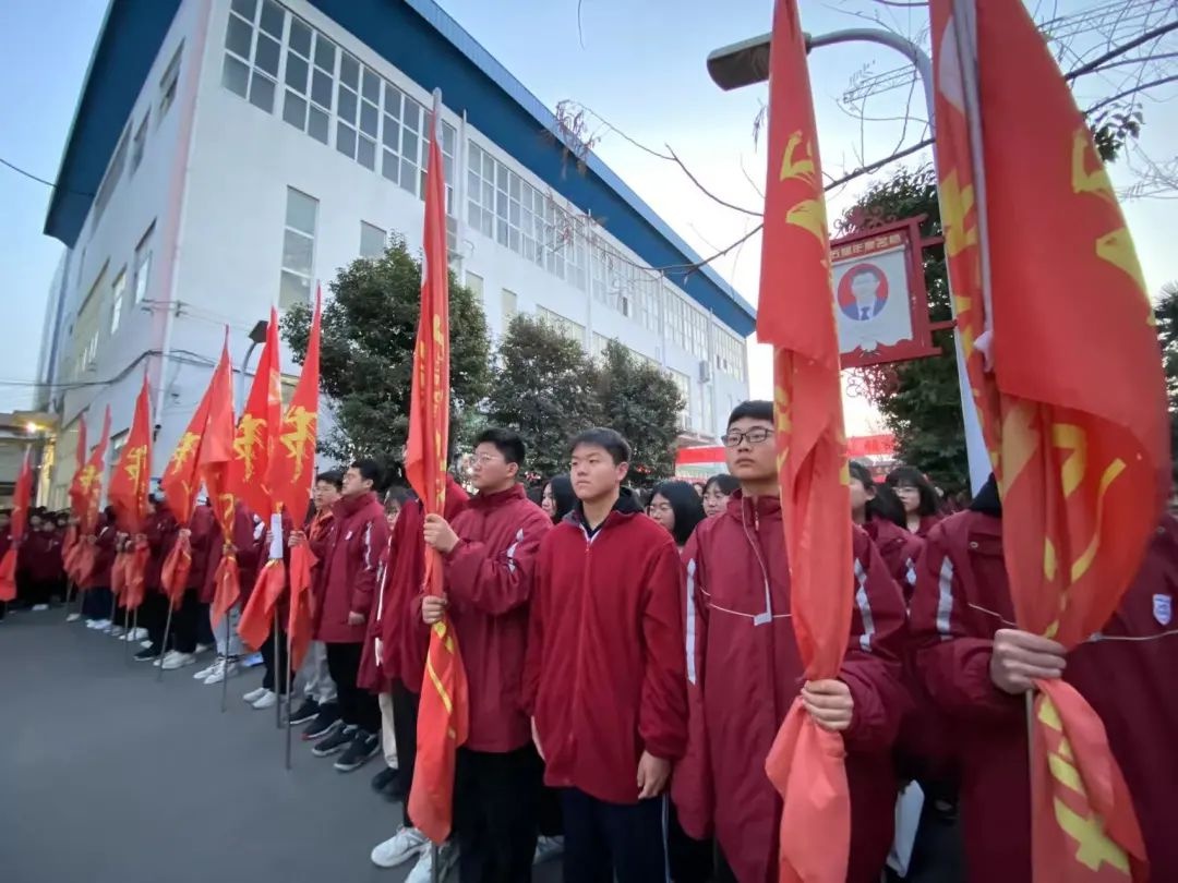 「郸城二高」高一年级举行"学雷锋 树新风"升旗仪式