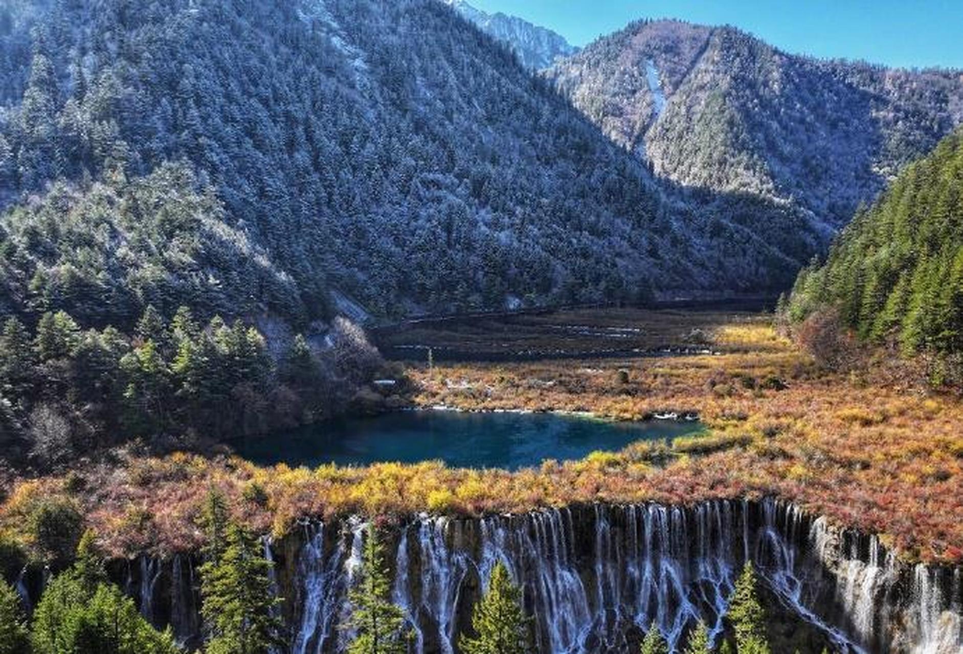 【#九寨沟初冬雪后美景如画#】11月13日,四川阿坝,初冬时分,九寨沟