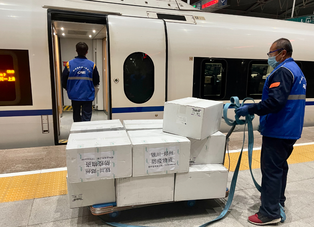 "双11"运输迎高峰,高铁快运当日达