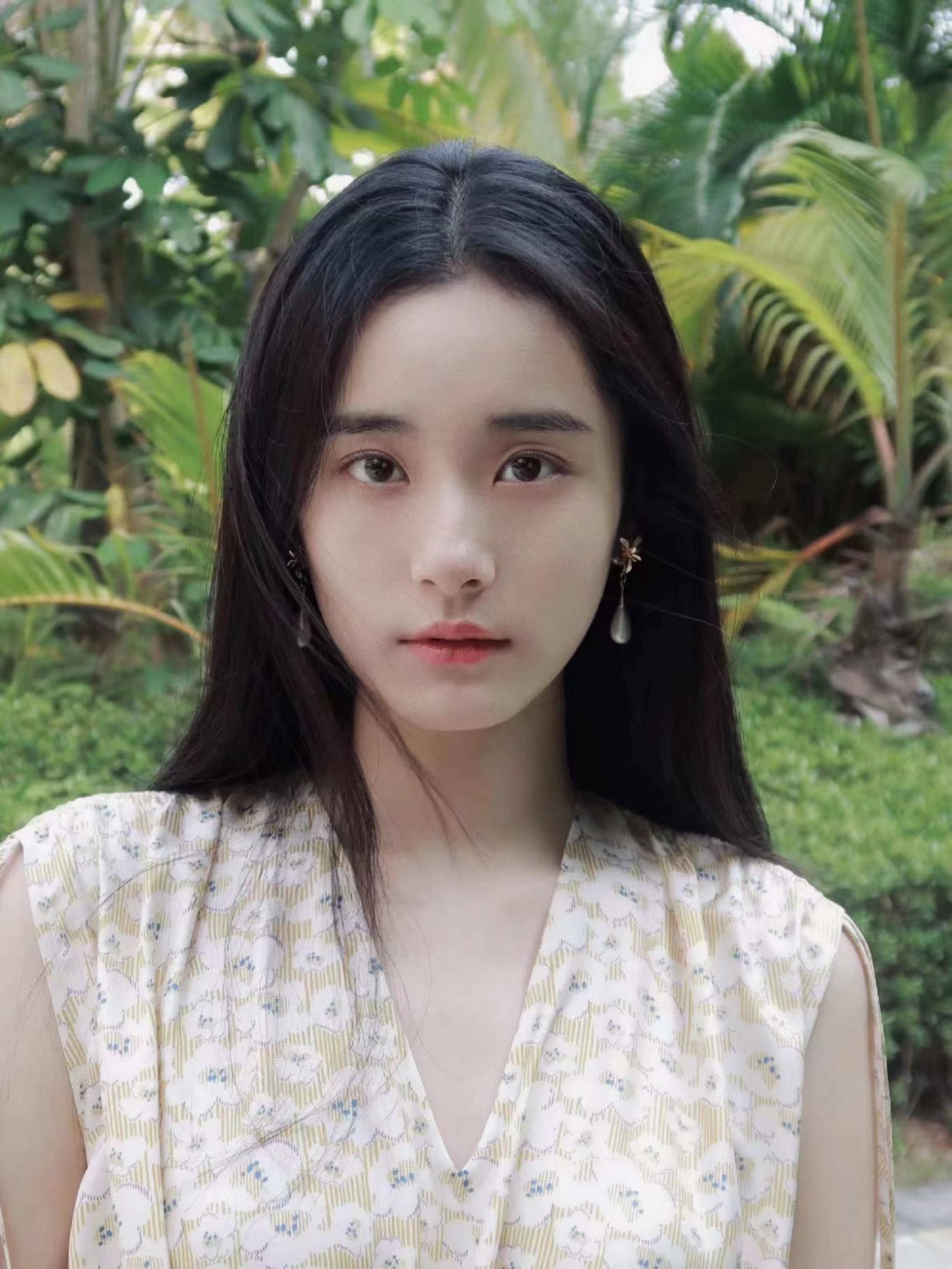 海岛的清新自由风 范诗然演绎 carven 2022 春夏黄色碎花连衣裙