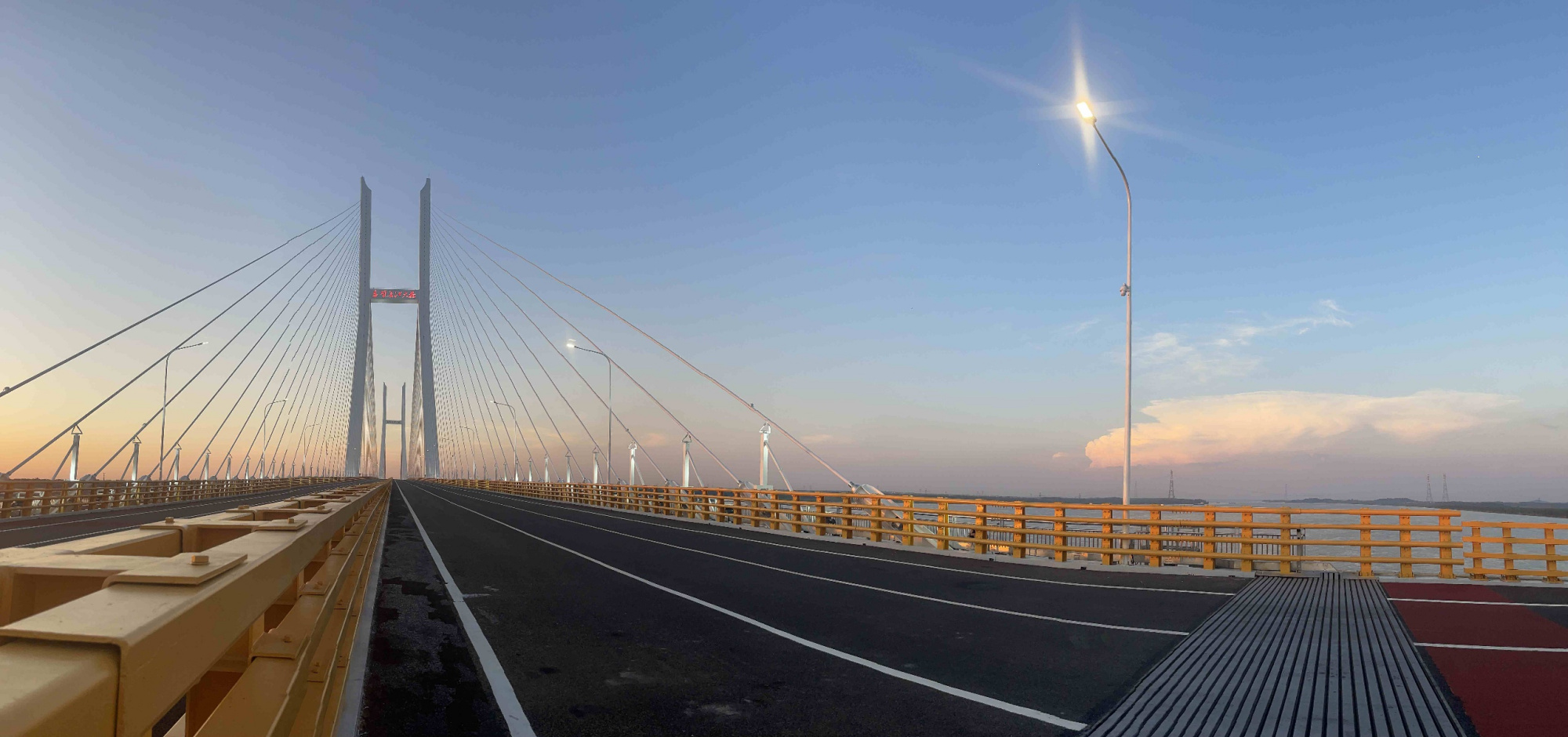 世界最大跨度结合梁斜拉桥——赤壁长江公路大桥正式通车运营