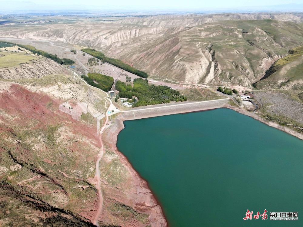 民乐瓦房城水库碧波荡漾映祁连