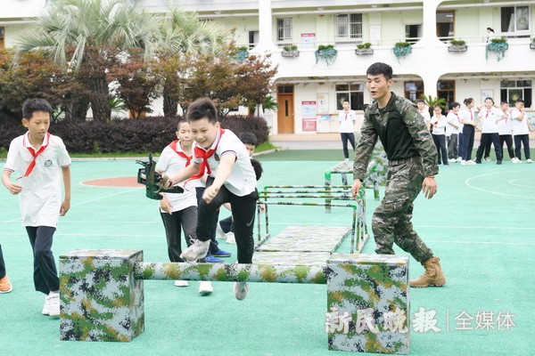 "国旗护卫队"走进大宁路小学 开展爱国主义主题活动