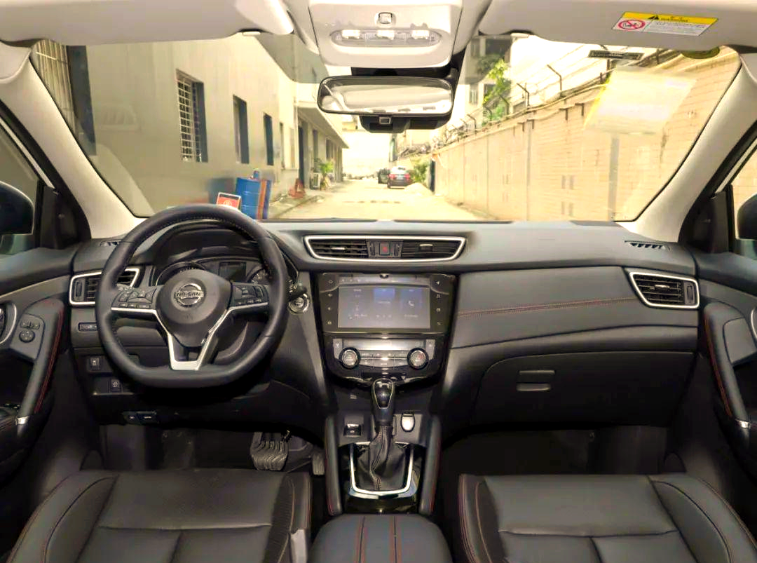 内饰方面,2022款日产逍客的四个版本车型在设计上高度统一