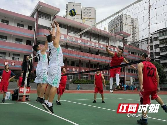 稚嫩的脸上写满骄傲 永顺县灵溪二小校运会结束