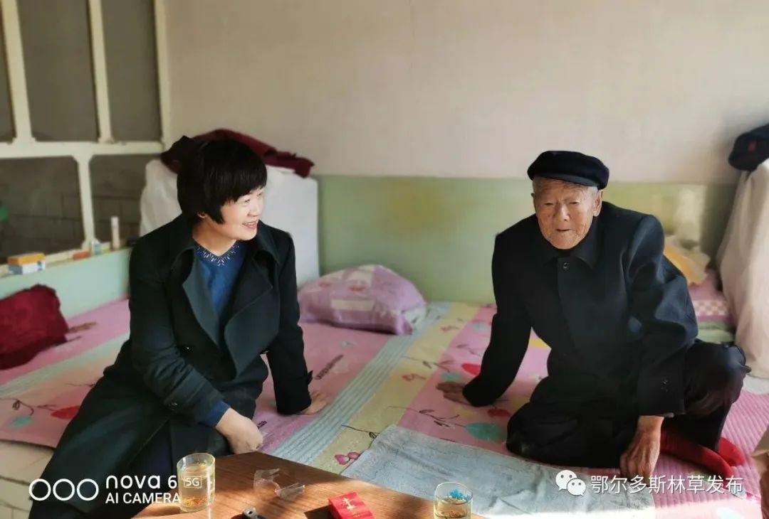 「动态」市林草局副局长乌云其其格走访慰问治沙老人