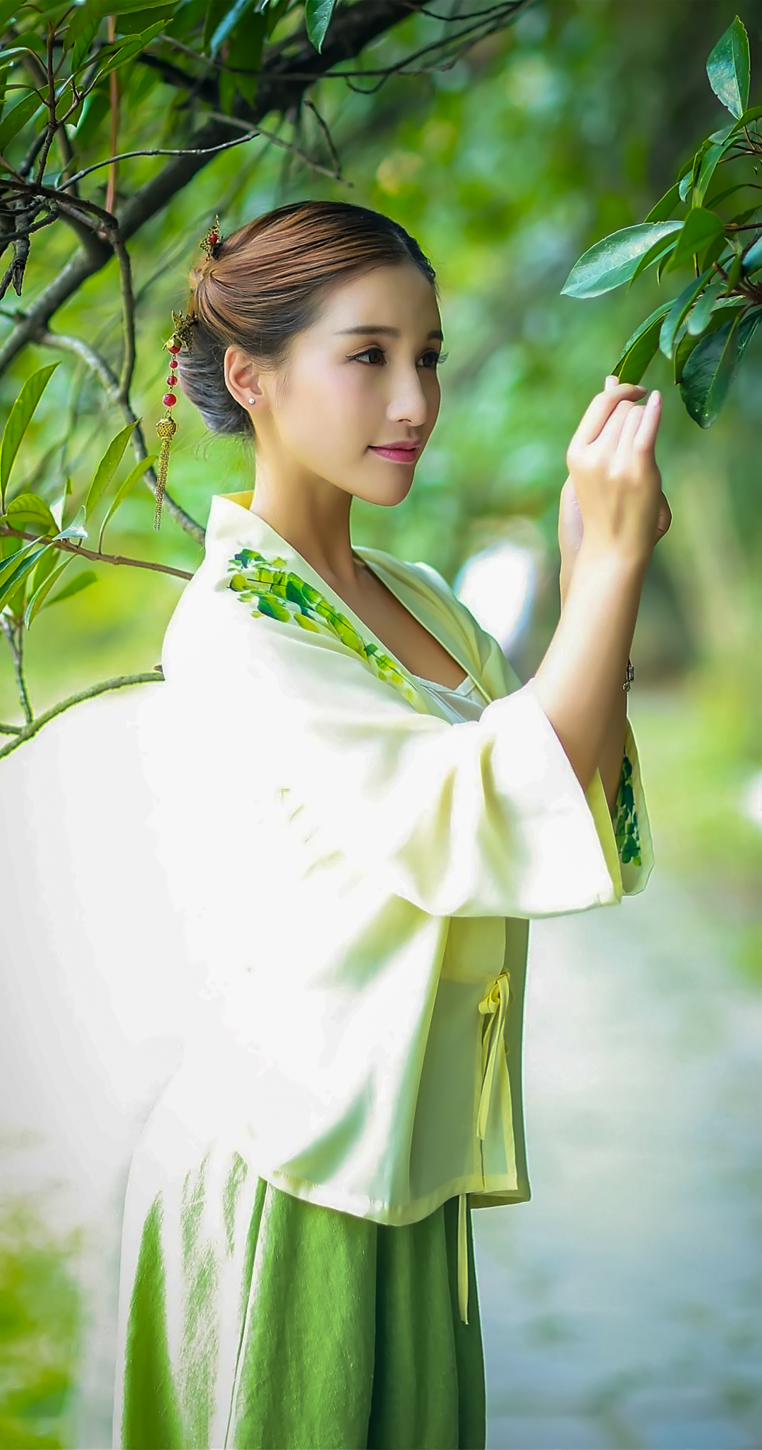 美女穿淡绿色汉服写真,清新优雅,美艳绝伦,最后一张谁顶得住?