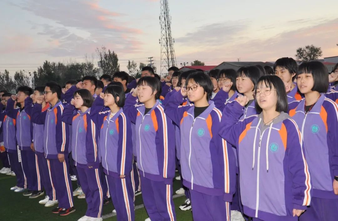 邱县一中举行"赓续红色精神 青春信仰同行"升旗仪式