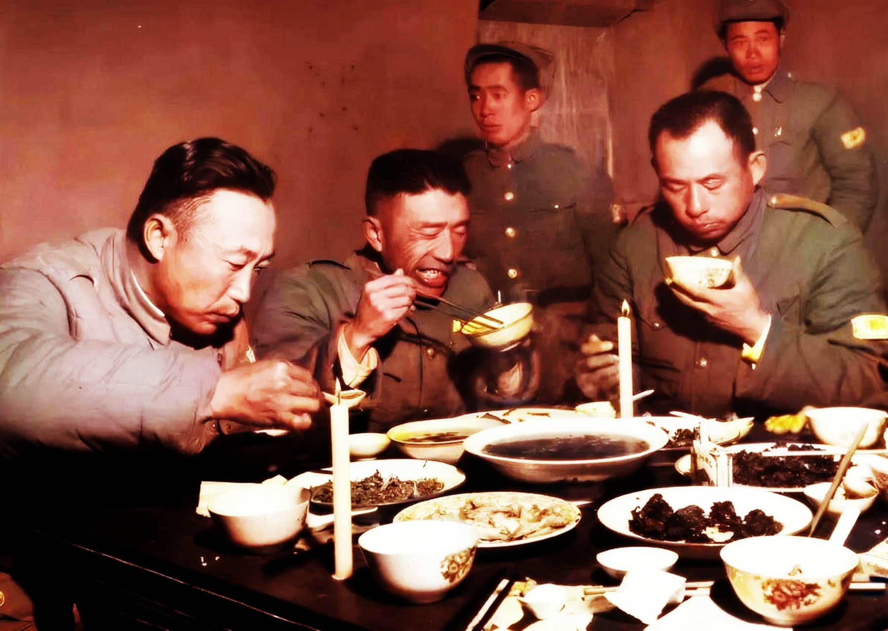 这是1948年,淮海战役中,几位国军将领吃饭的老照片.