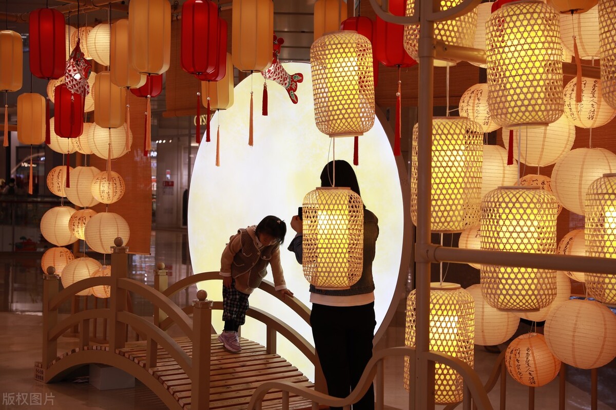 西安花灯邀"明月"市民赏灯迎中秋