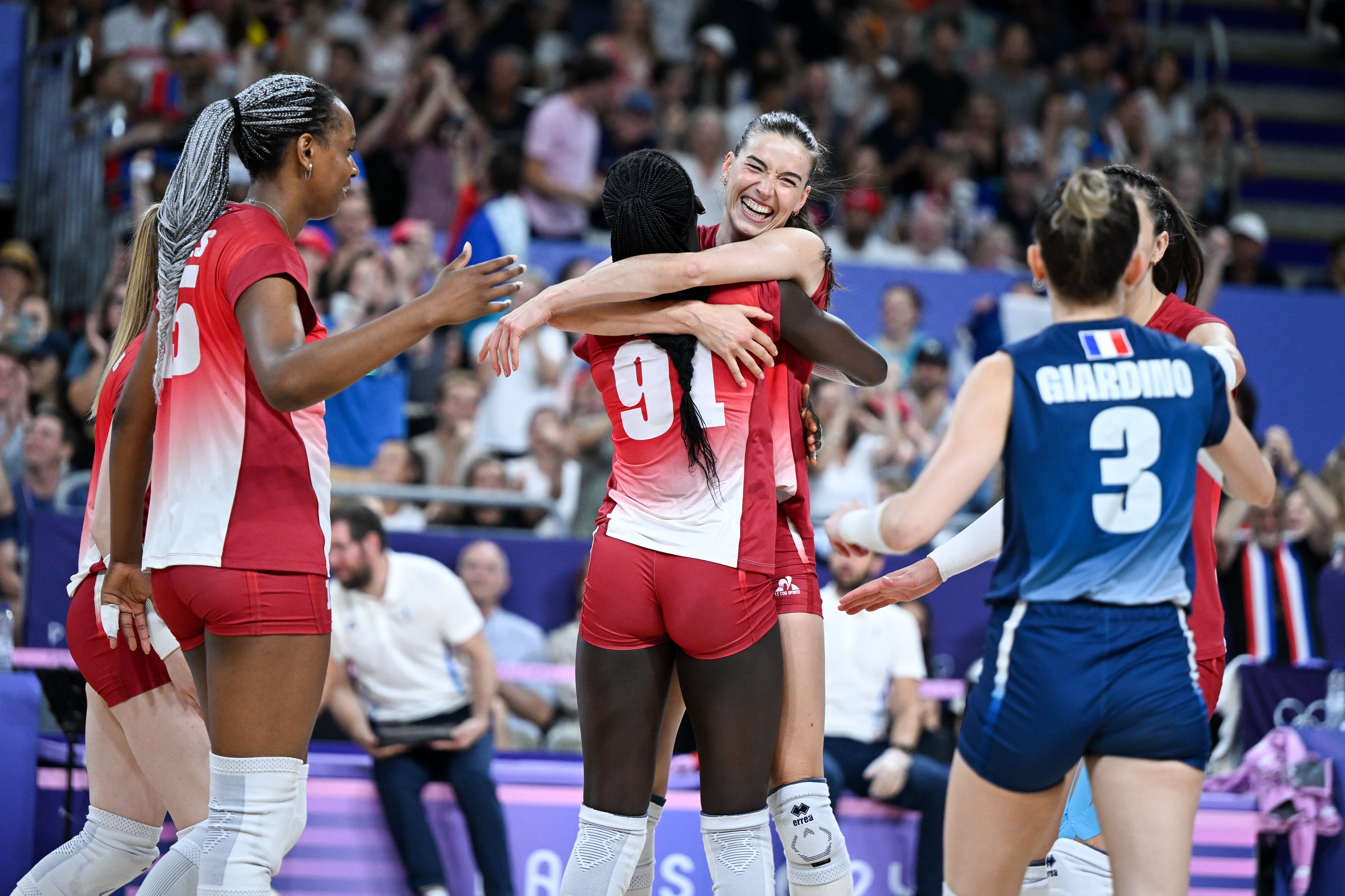 巴黎奥运会丨排球——女子小组赛:美国队胜法国队