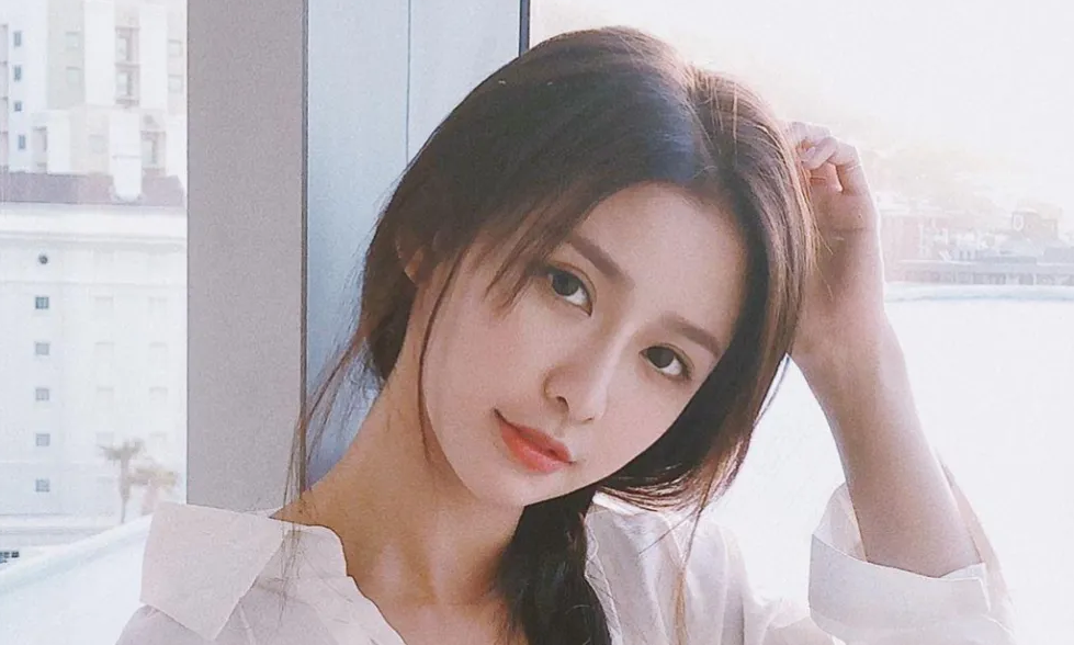 蔡卓宜:笑容十分圈粉,笑起来很甜,长相就很标致,让人十分着迷