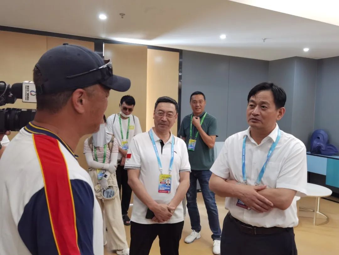 赵胜村副市长看望慰问青岛市参加省运会网球项目比赛的运动员和教练员