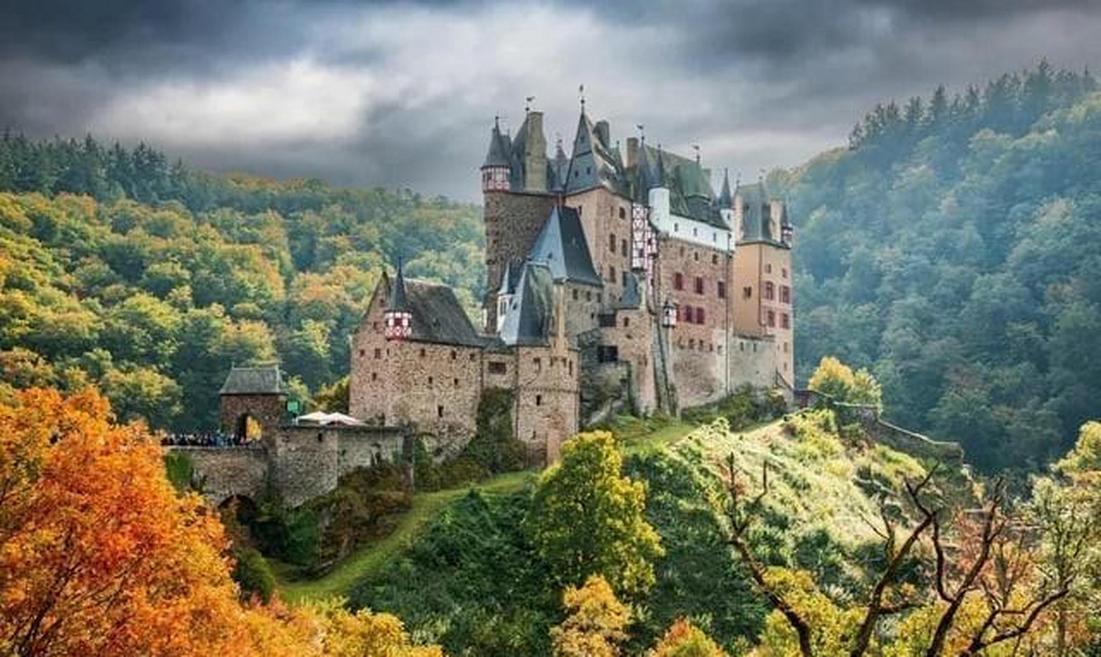 埃尔茨城堡是一座中世纪城堡,坐落在德国科布伦茨和特里尔之间的