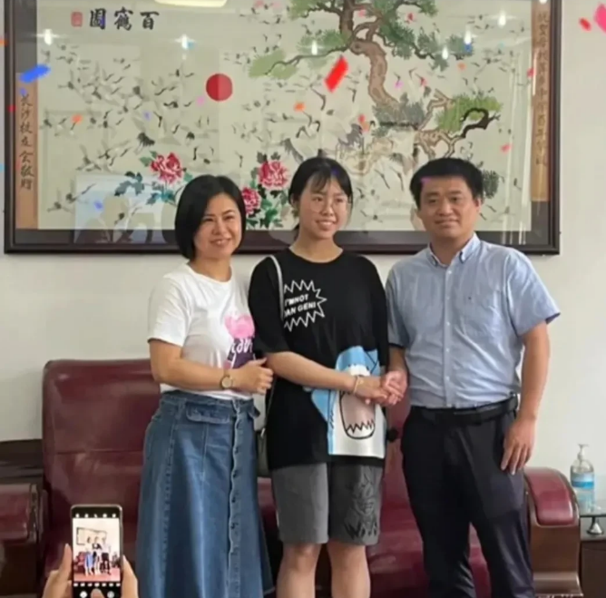 高考学霸佘欣然的烦恼:选北大or清华?清华老师竟"威胁"她妈妈