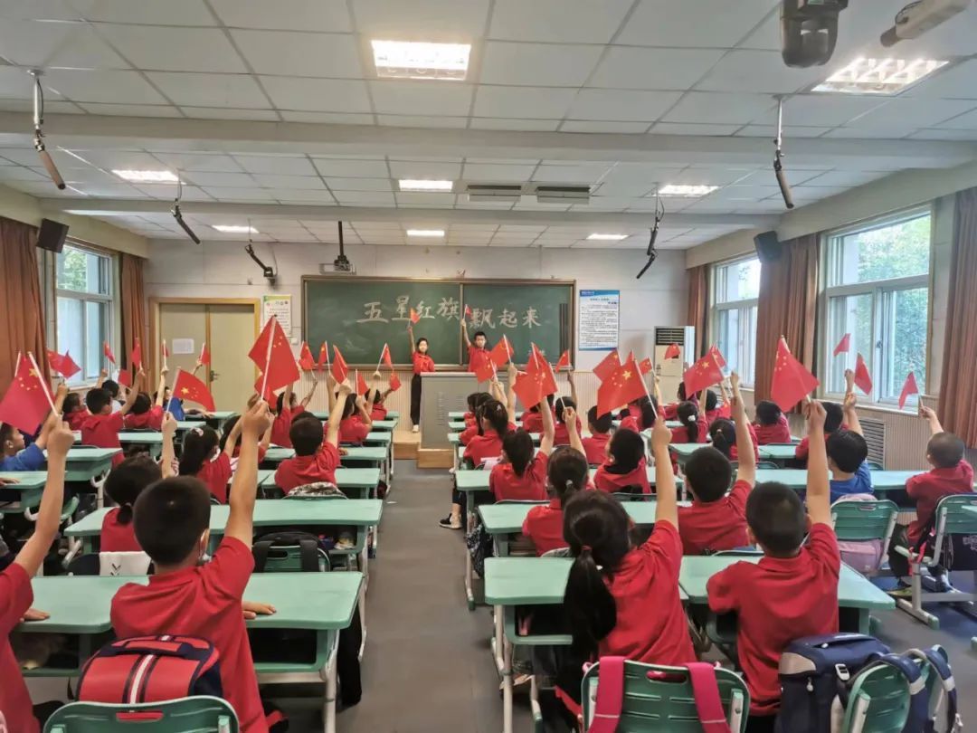 翟营大街小学积极参与"五星红旗飘起来"活动