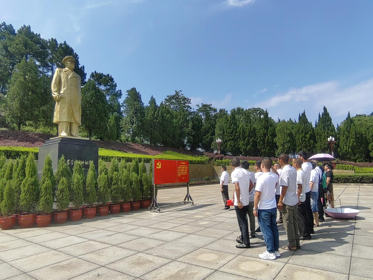 衡阳县金兰镇城坪村开展"踏访红色足迹 重温党的誓词"主题活动